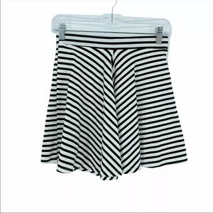 Pink by Victoria Secret Women’s Size Large Mini Striped Skirt Black & White
